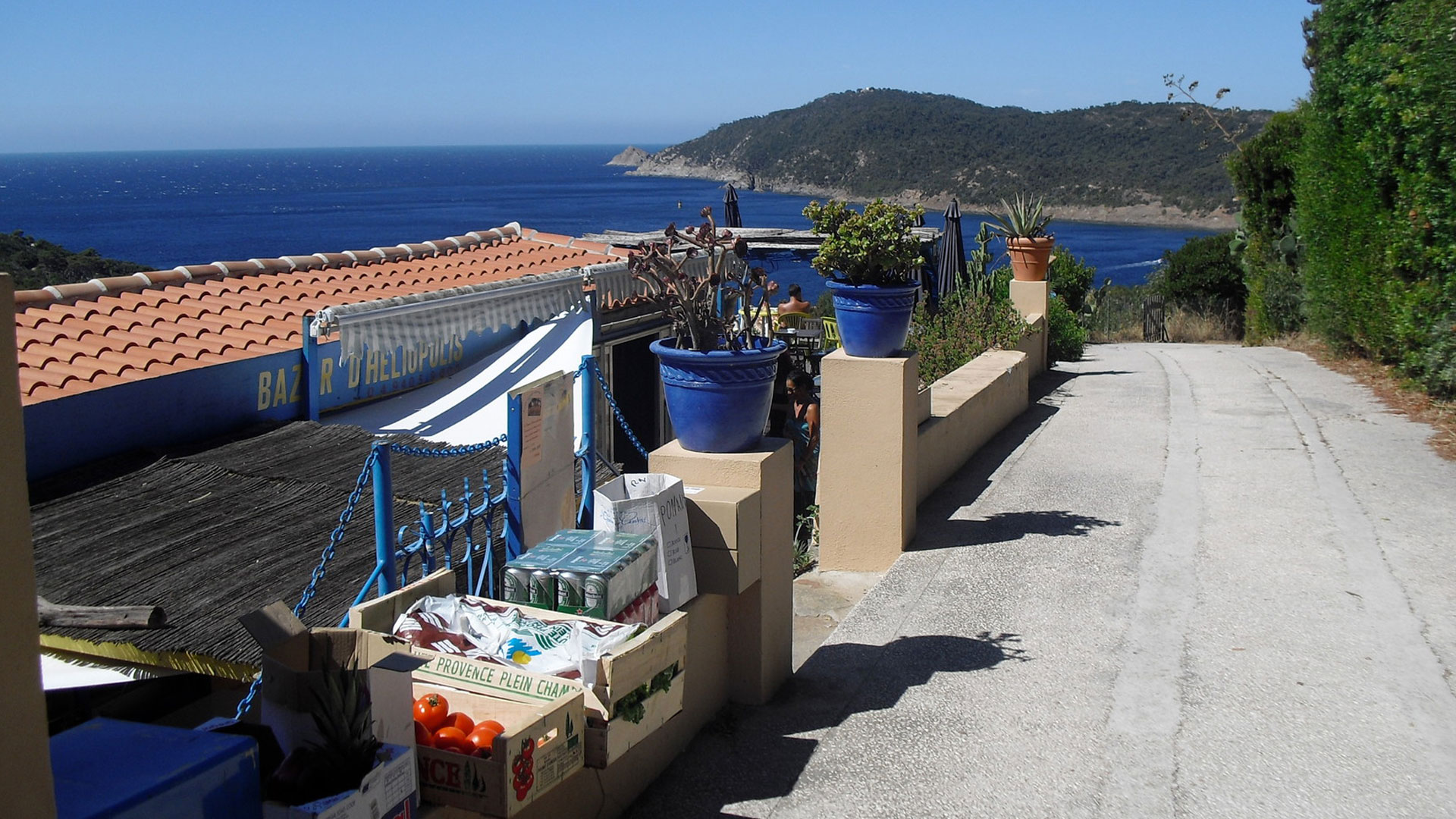 ile-naturiste-du-levant-bazar-20220219-001
