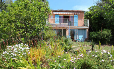 Jolie Villa au cœur du domaine naturiste dans un écrin de verdure privatif.