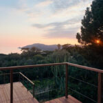 Villa Les Pins : locations de 2 chambres avec cuisine extérieure donnant sur une terrasse avec une très belle vu sur Port Cros et l’îlot de la Gabiniere