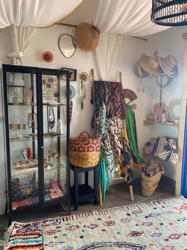 ile-naturiste-du-levant-boutique-de-julie-20220219-05